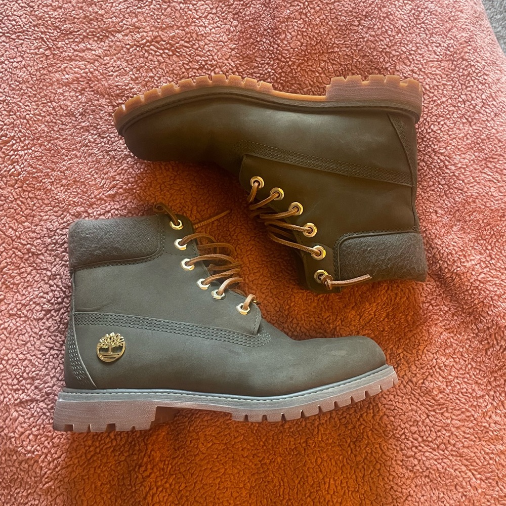 Women’s 7.5 TIMBERLANDS olive and gold
